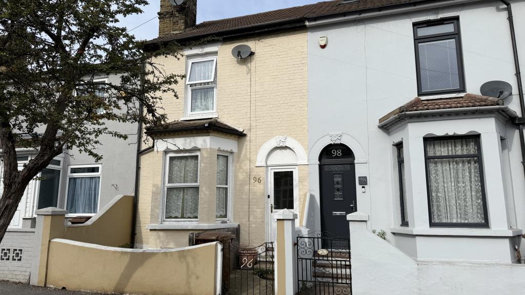 Lot: 175 - MID-TERRACE HOUSE WITH POTENTIAL - External image of front of house from street level